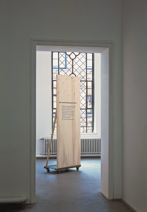 Hannes Kater "Der Zeichnungsgenerator" im Kunstverein Hannover 2001: Blick aus Raum 6 in Raum 7 auf den Aufsteller