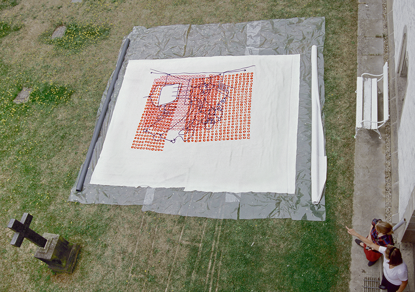 Hannes Kater Der nach einem Entwurf von Kater angefertigte Wandteppich im Innenhof des Evangelischen Klosters St. Marienberg, Paramentenwerkstatt Helmstedt, 1999