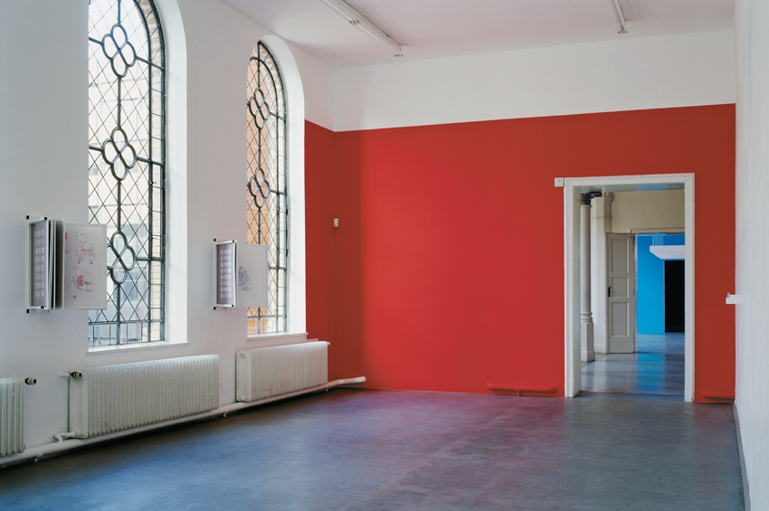 Hannes Kater "Der Zeichnungsgenerator" im Kunstverein Hannover 2001: die "rote Wand" in Raum 7
