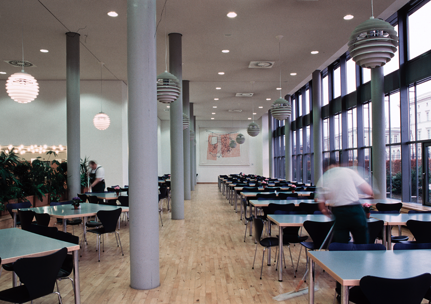 Hannes Kater Der sogenannte Expo-Teppich in der Kantine des Wirtschaftsministeriums in Berlin, 2002